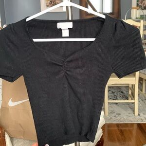 Knitted Good Quality Black Top with a scrunched middle size xs!!